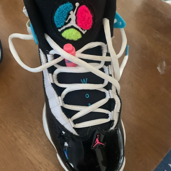 Jordan’s like new condition Youth 4 Woman’s 6 - Picture 4 of 5